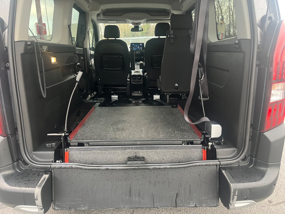 2022 Peugeot Rifter - image 14