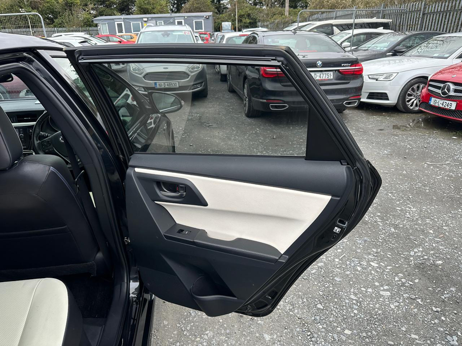 2017 Toyota Auris - image 11