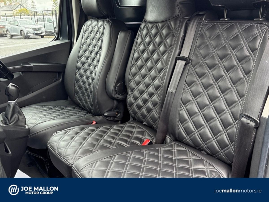 2022 Renault Trafic - image 16