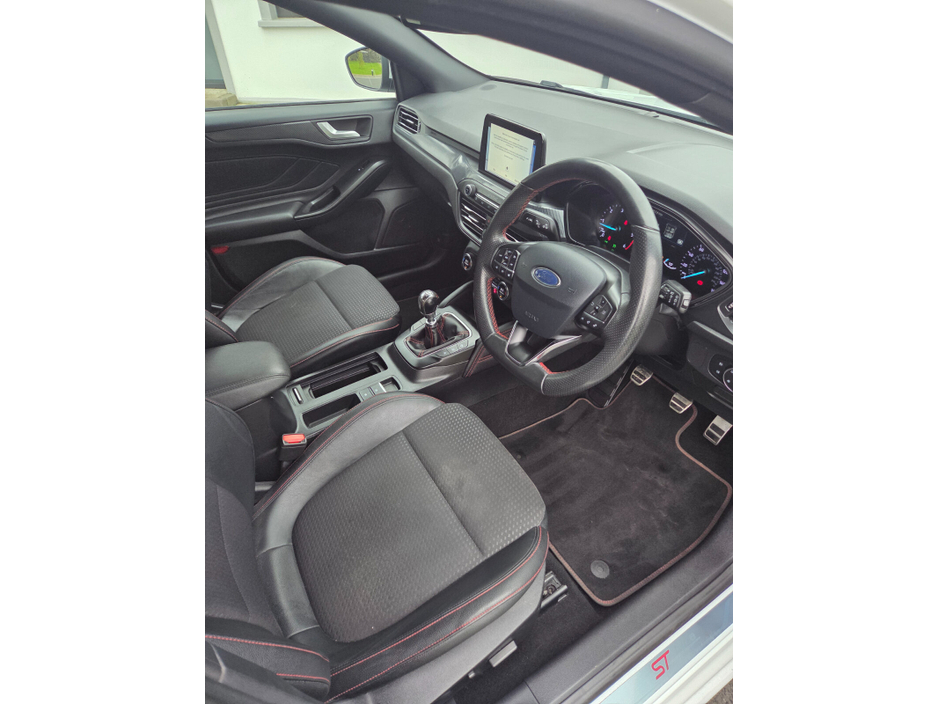 2019 Ford Focus - image 12