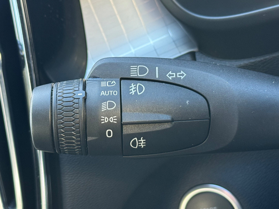 2023 Volvo XC40 - image 22