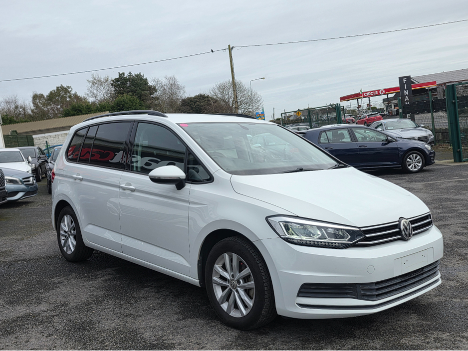 2017 Volkswagen Touran - image 2