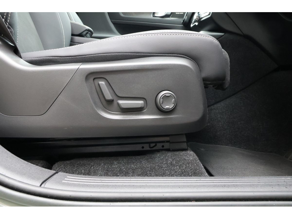 2022 Volvo XC40 - image 9