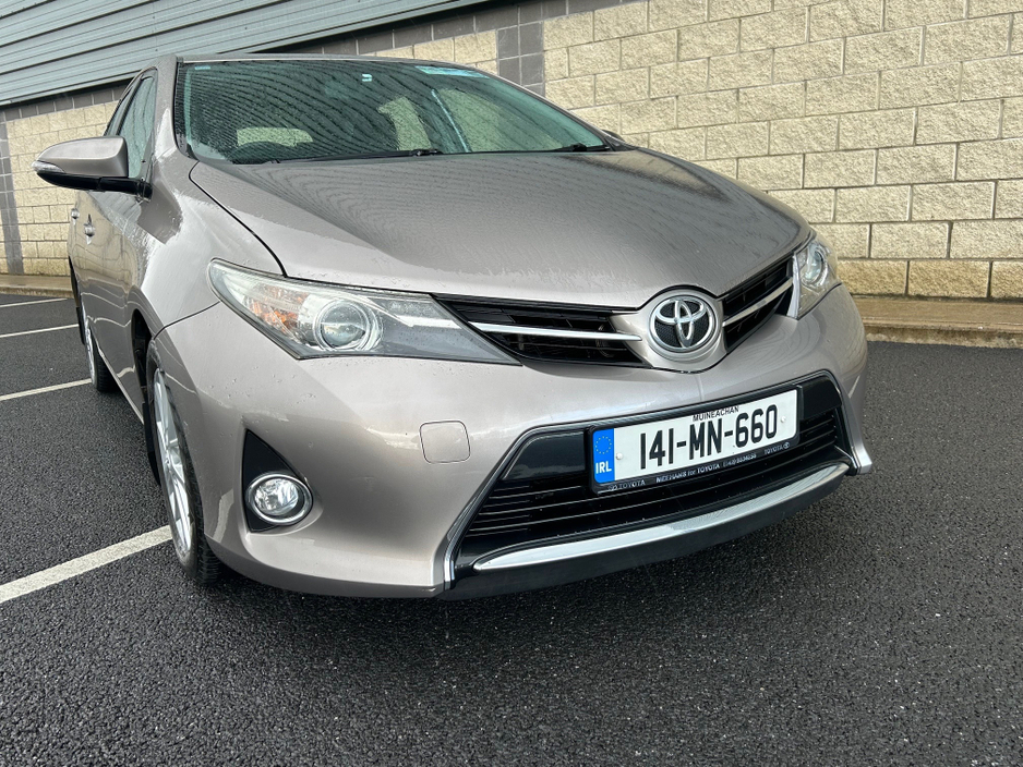 2014 Toyota Auris - image 2