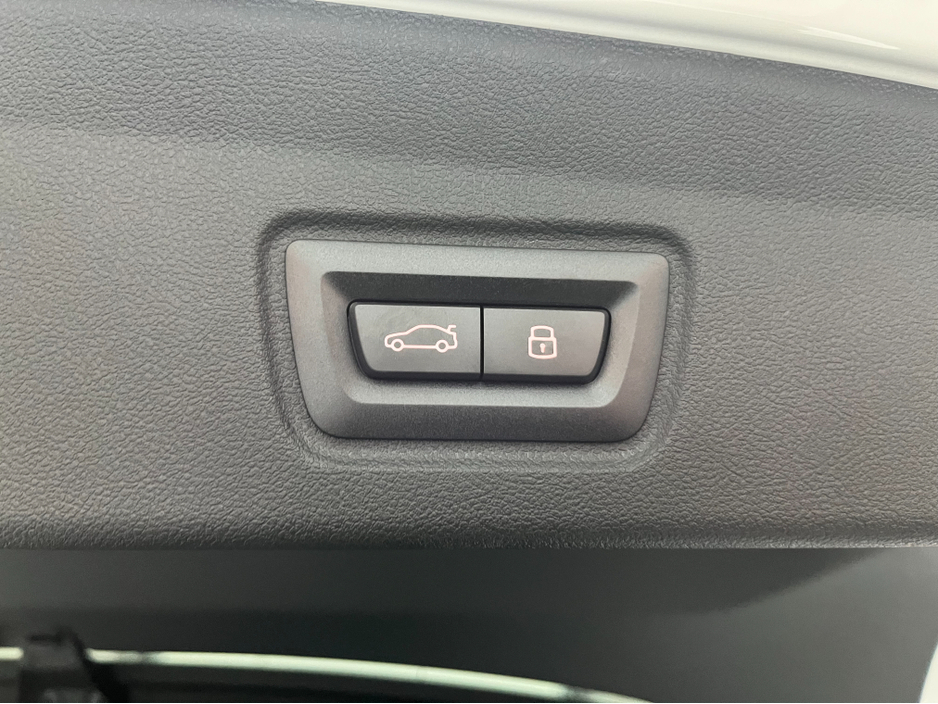 2025 BMW i4 - image 8