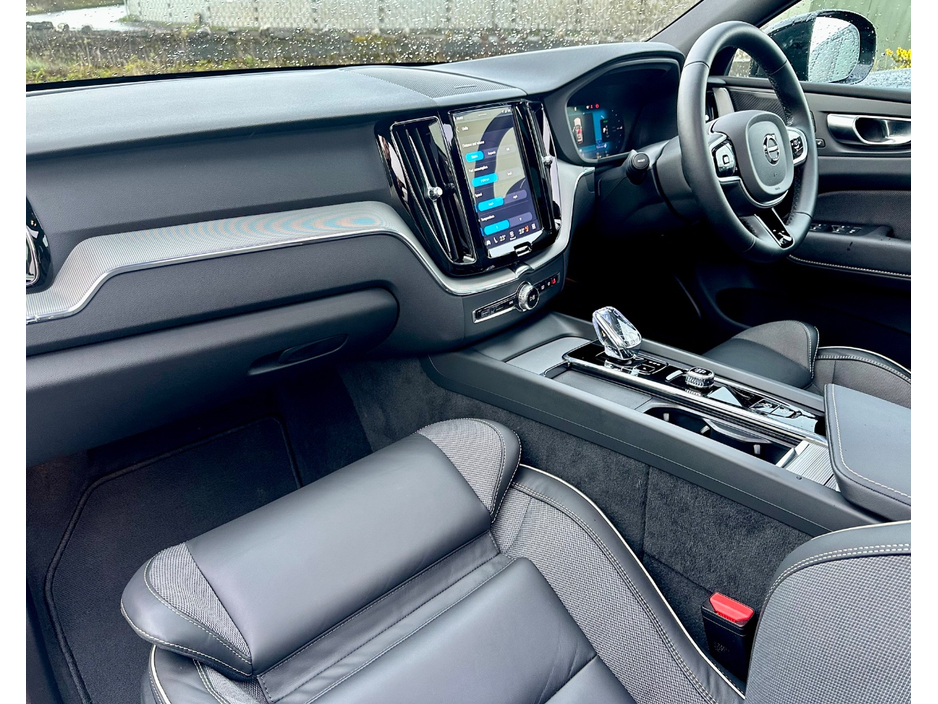 2025 Volvo XC60 - image 21