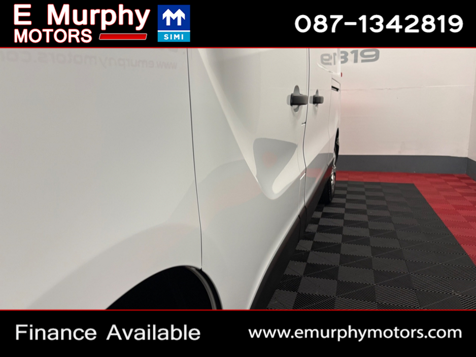 2022 Renault Trafic - image 23