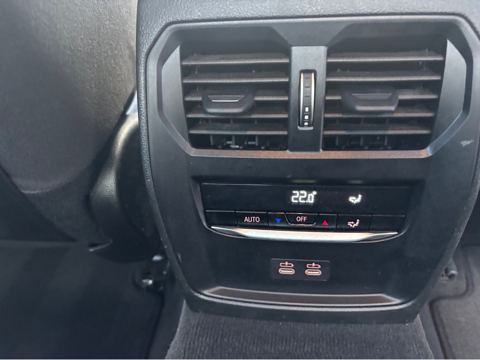 2025 BMW 3 Series - image 19