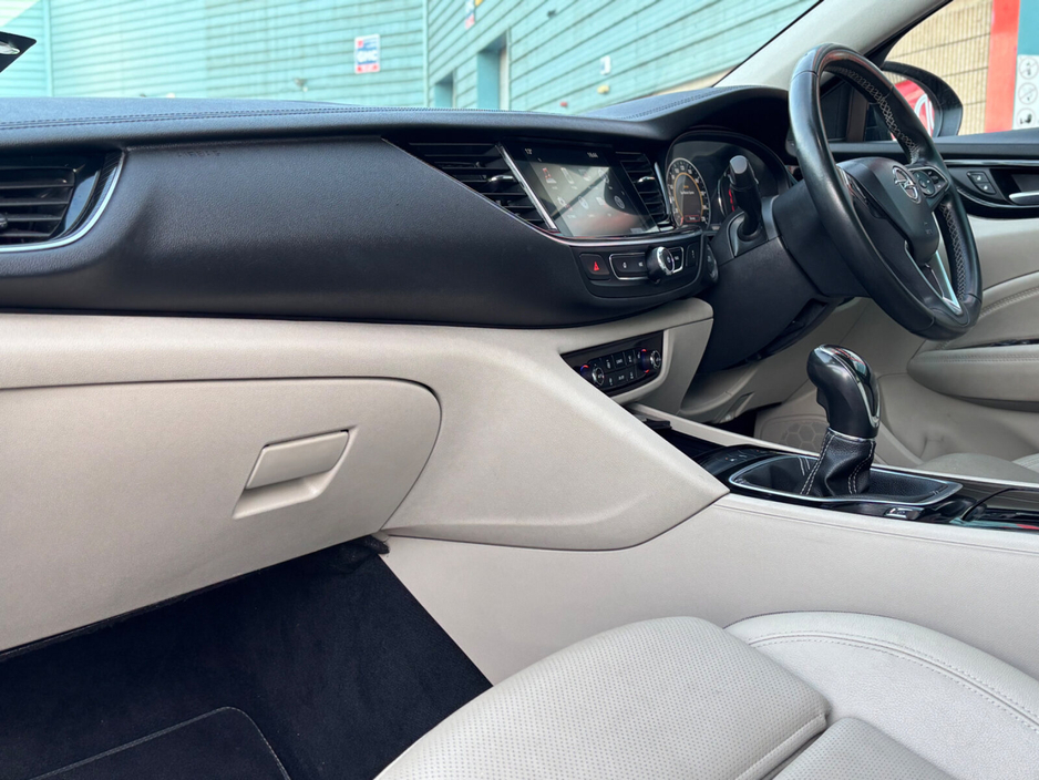 2017 Opel Insignia - image 14