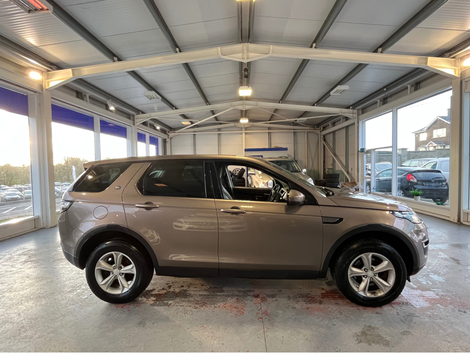 2015 Land Rover Discovery - image 7