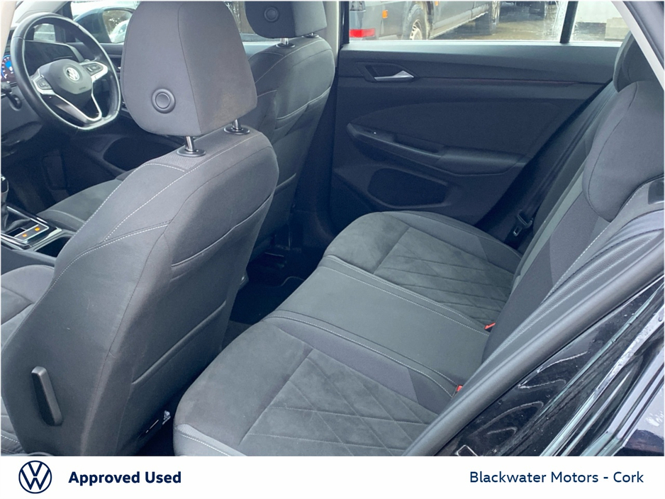 2022 Volkswagen Golf - image 23