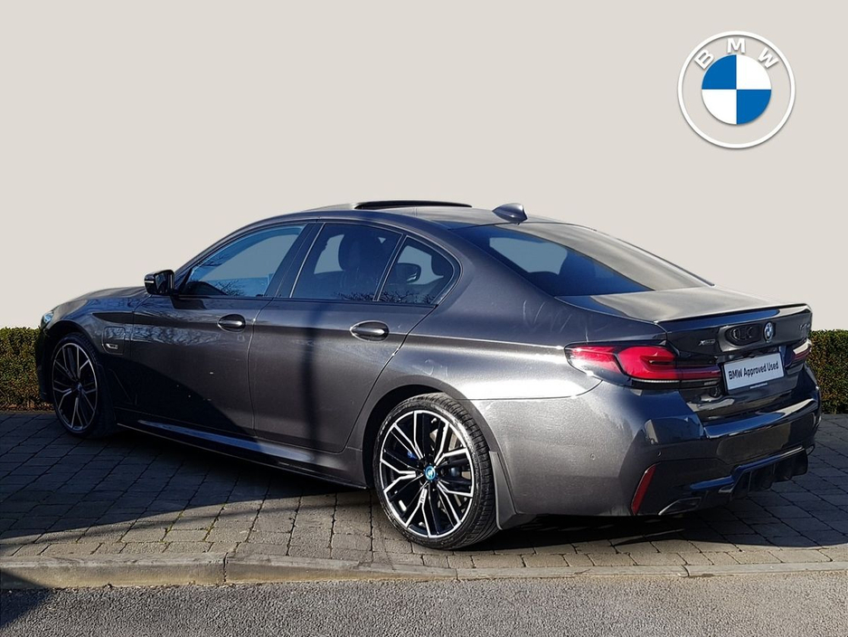 2022 BMW 5 Series - image 2