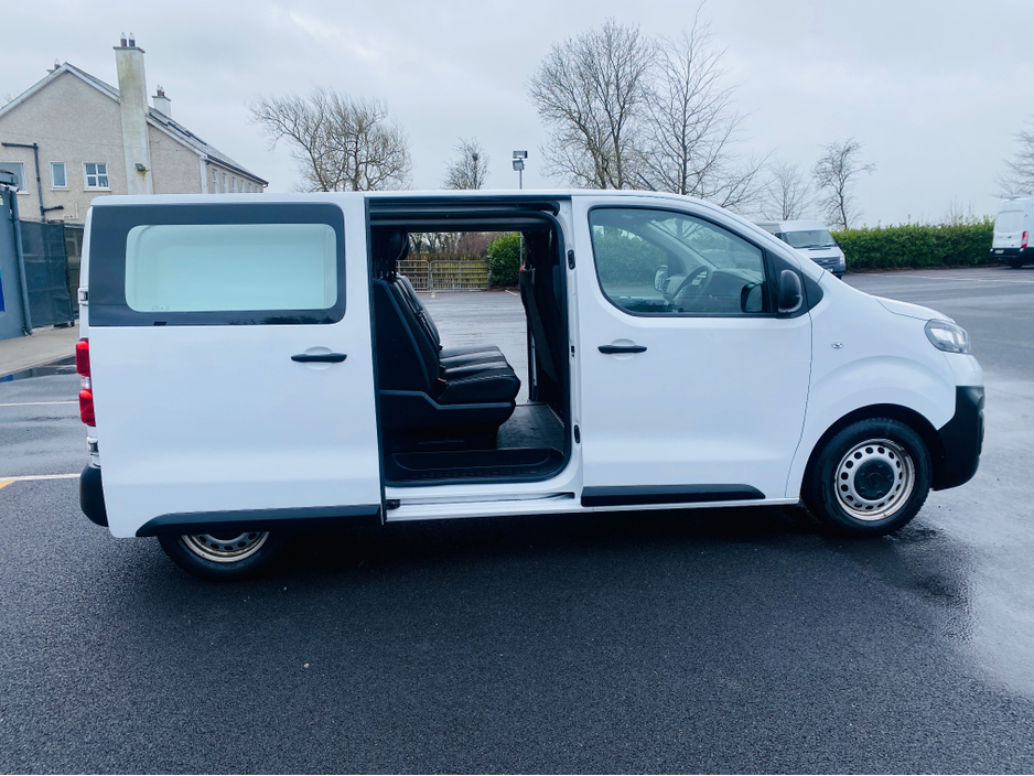 2022 Opel Vivaro - image 4