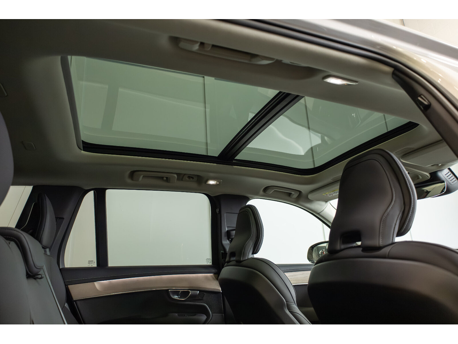 2025 Volvo XC90 - image 14