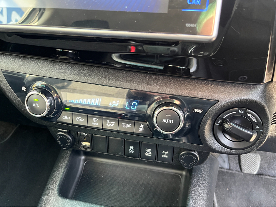 2017 Toyota Hilux - image 18