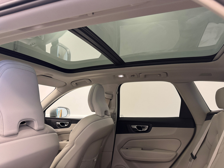 2022 Volvo XC60 - image 7