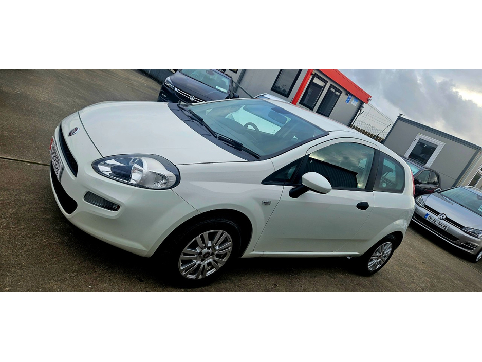 2015 Fiat Punto - image 18