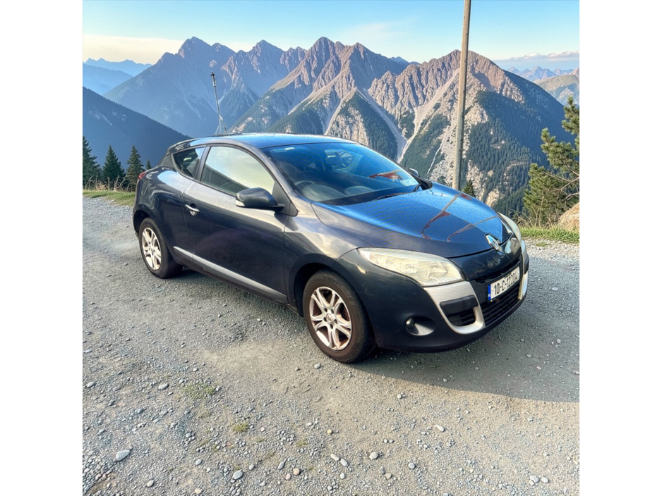 2010 Renault Megane - image 4