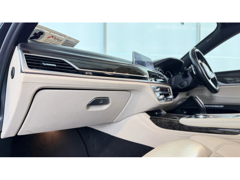 2018 BMW 7 Series - image 16