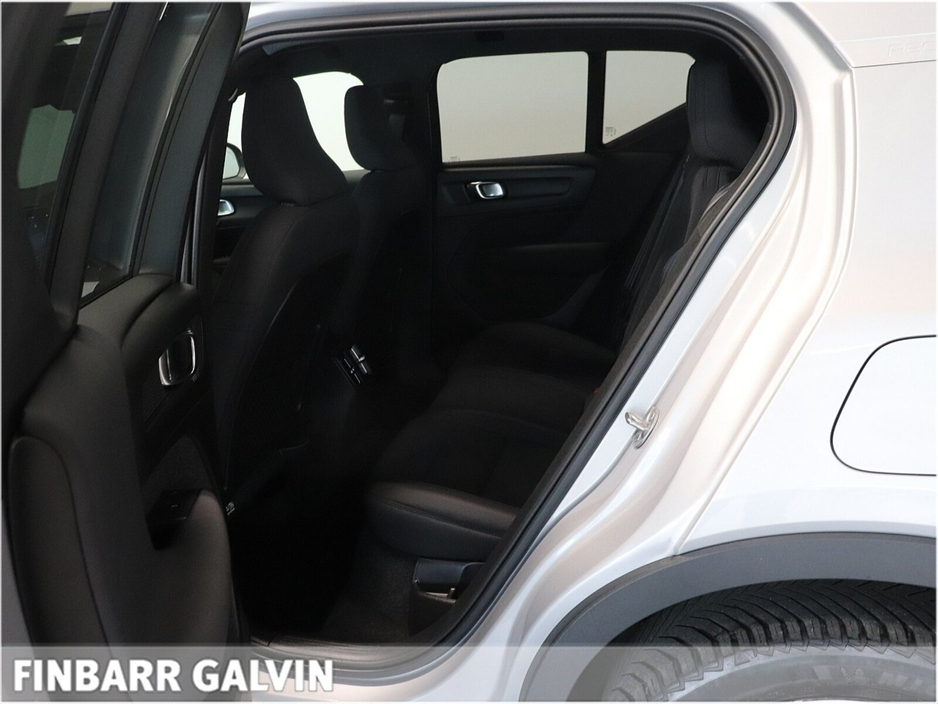2025 Volvo XC40 - image 11