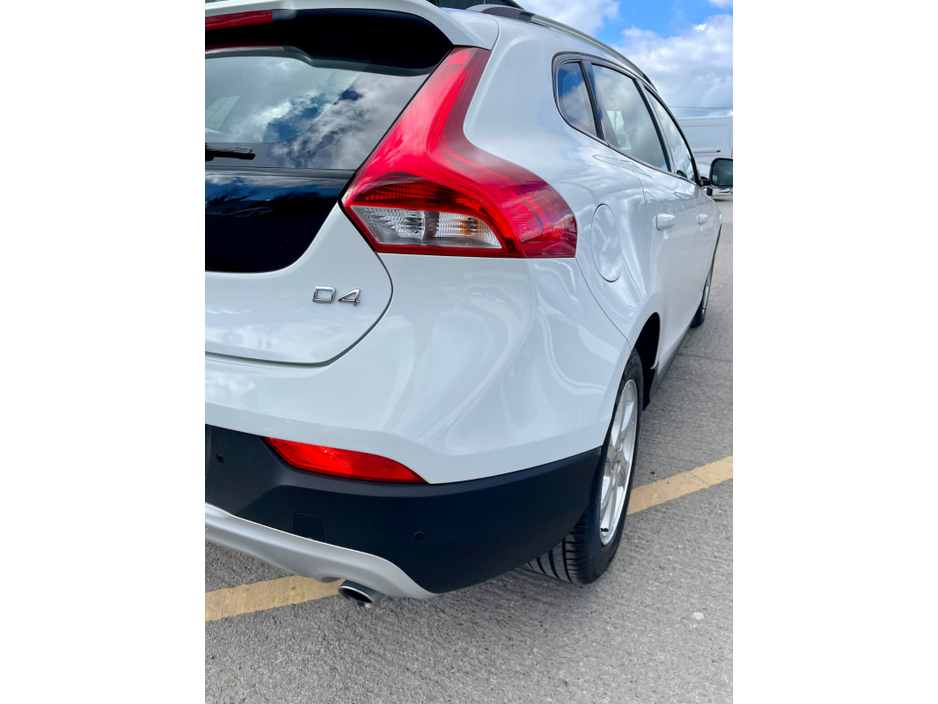 2015 Volvo V40 - image 11