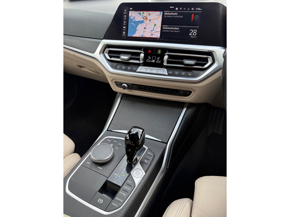 2022 BMW 3 Series - image 12