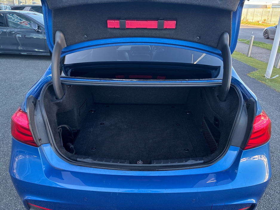 2018 BMW 3 Series - image 9