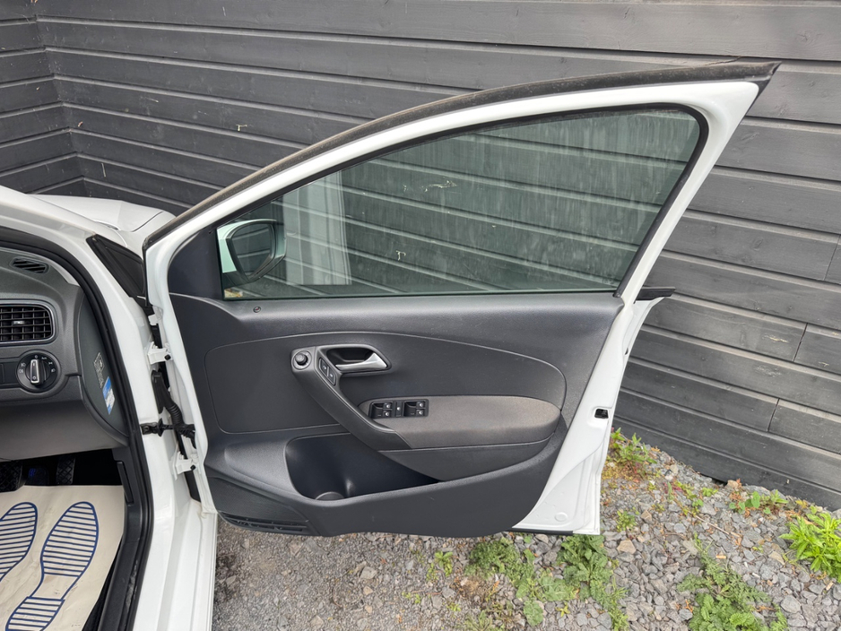 2016 Volkswagen Polo - image 14