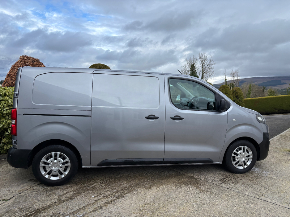 2022 Citroen Dispatch - image 9