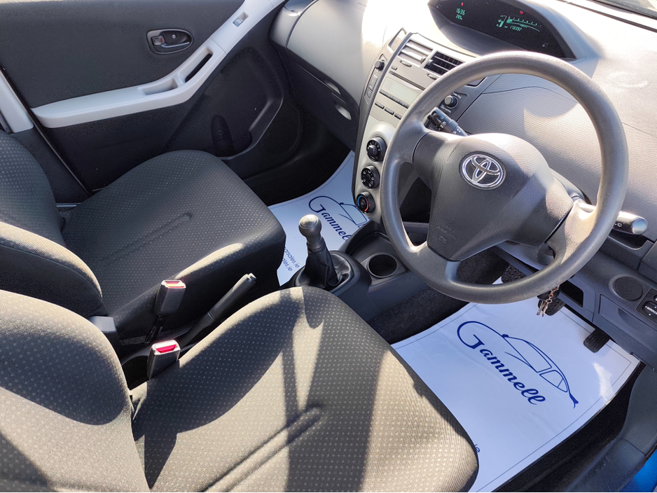 2012 Toyota Yaris - image 7