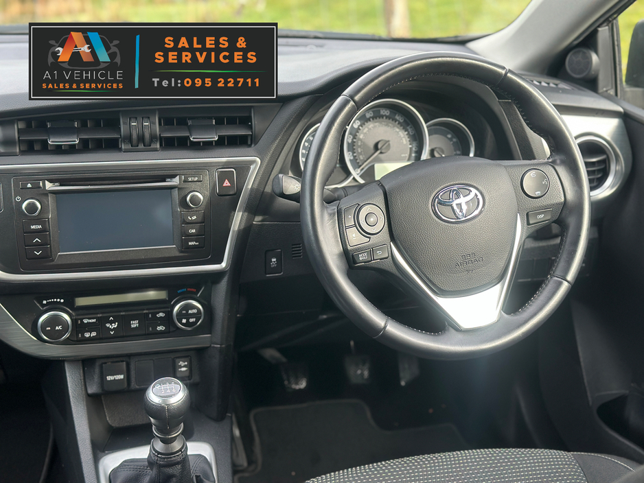 2015 Toyota Auris - image 15