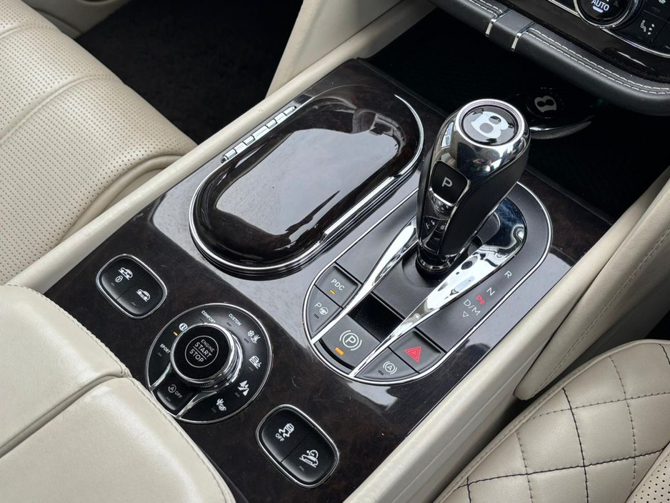 2016 Bentley Bentayga - image 19