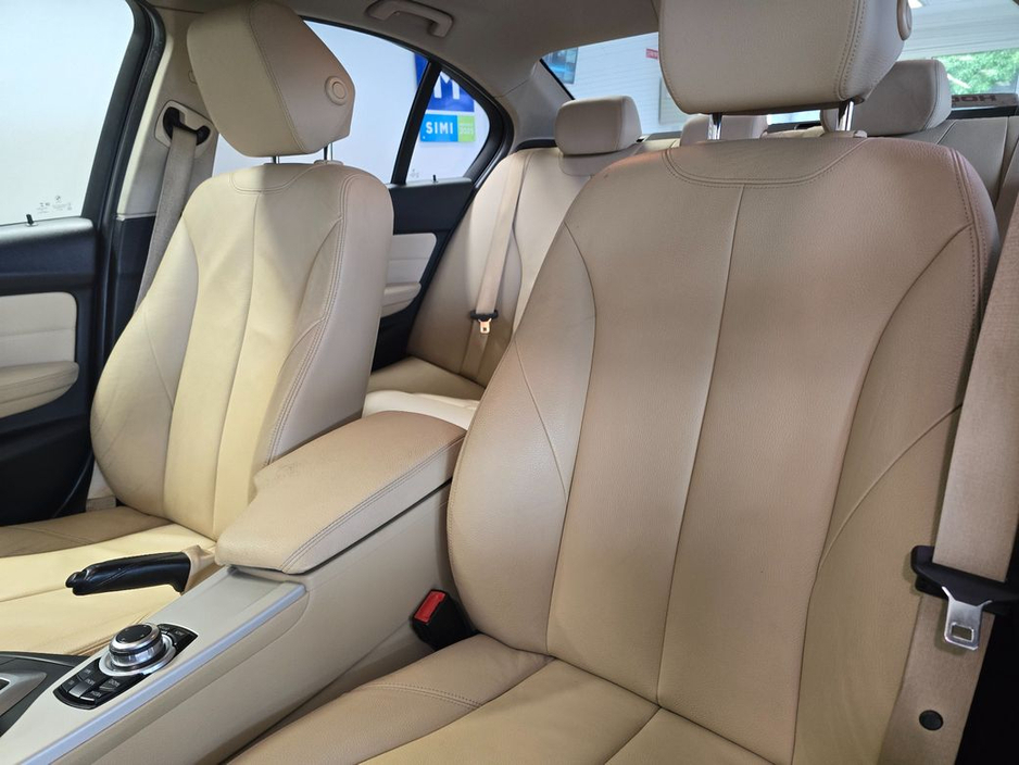 2017 BMW 3 Series - image 9