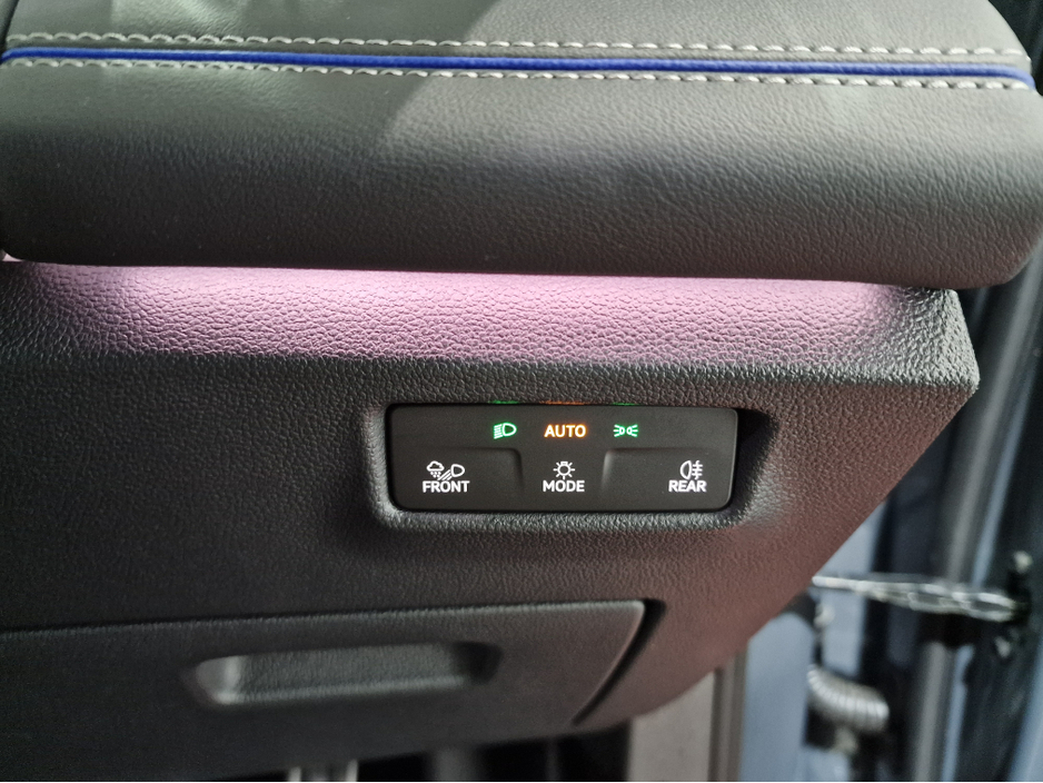 2025 Volkswagen Tiguan 1.5TSi PHEV R-LINE AUTOMATIC **ONE OWNER / NEW MODEL / APPLE CARPLAY / ADAPTIVE CRUISE CONTROL / BLIND SPOT ASSIST / HEATED & MASSAGE FRONT SEATS / HEATED STEERING WHEEL / WIRELESS PHONE CHARGING** €50,900