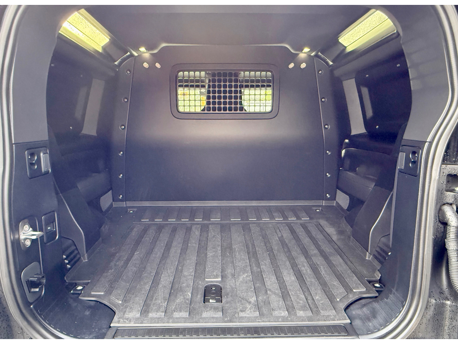 2021 Land Rover Defender - image 10