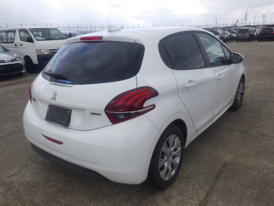 2017 Peugeot 208 - image 4