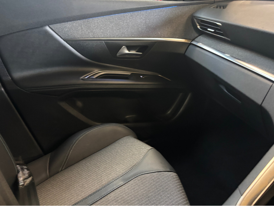 2023 Peugeot 3008 - image 14