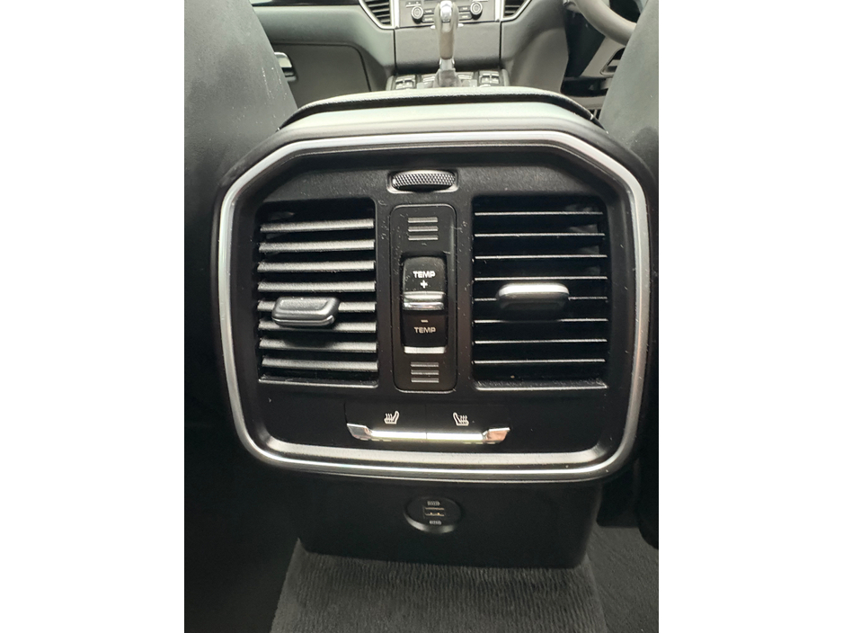 2017 Porsche Macan - image 23