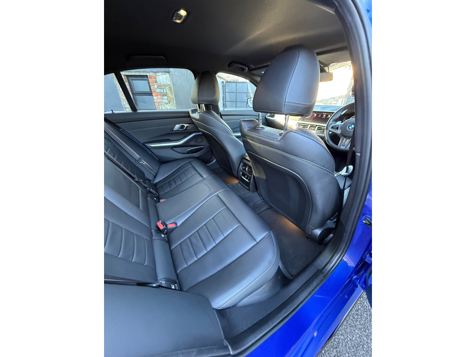 2021 BMW 3 Series - image 19