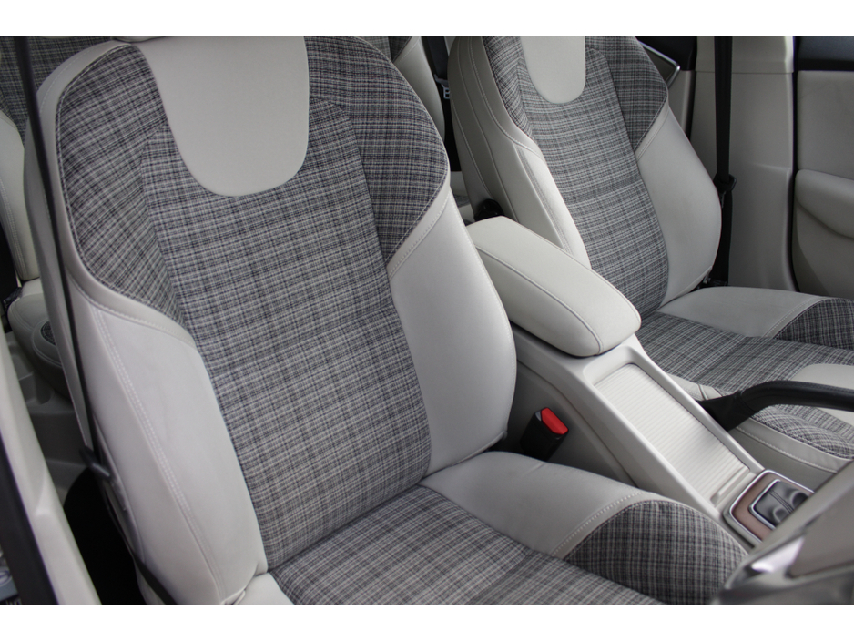 2017 Volvo V40 - image 12