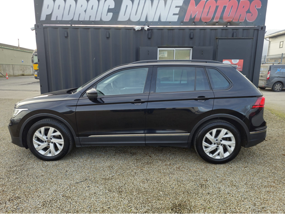 2023 Volkswagen Tiguan - image 4