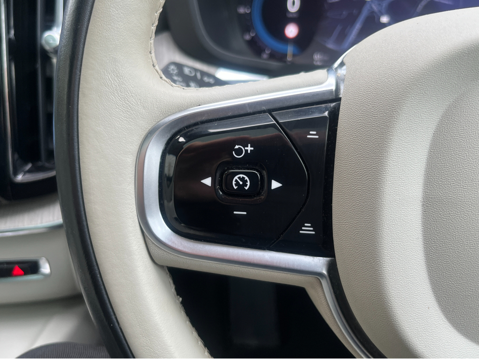 2023 Volvo XC60 T6 PHEV PLUS DARK AWD 2.0 PETROL //PANORAMIC GLASS ROOF//FULL LEATHER HEATED SEATS//ADAPTIVE CRUISE CONTROL//