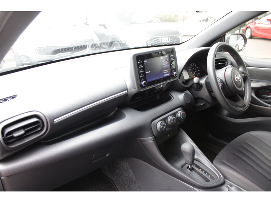 2020 Toyota Yaris - image 21