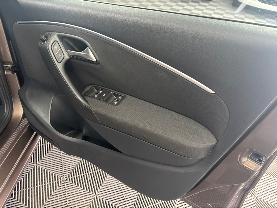 2015 Volkswagen Polo - image 6