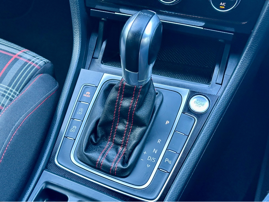 2014 Volkswagen Golf - image 9