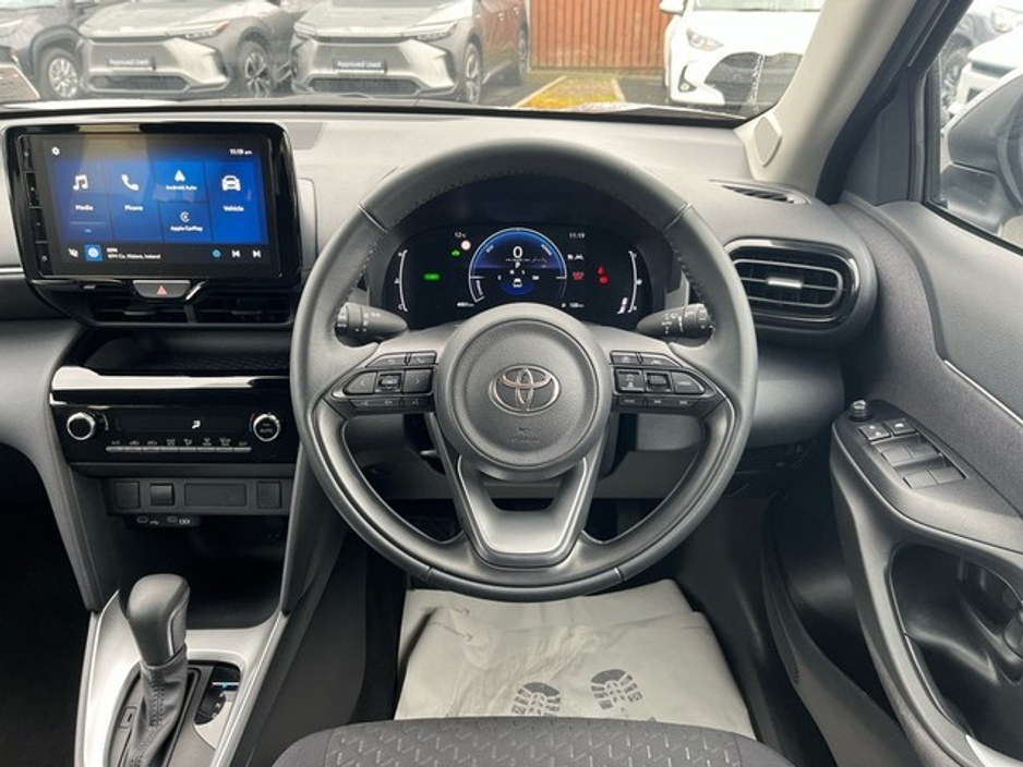 2025 Toyota Yaris Cross - image 9