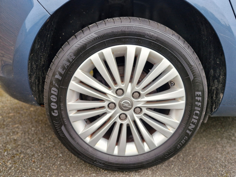 2015 Opel Astra - image 25