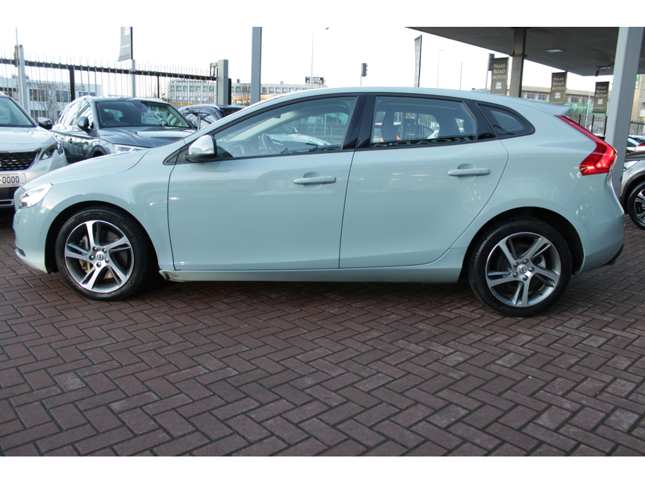 2017 Volvo V40 2.0D4 MOMEMTUM EDITION 180HP 5DR HATCHBACK AUTOMATIC // HUGE SPEC // 1 OWNER CAR WITH 112,355 KM'S // WELL WORTH VIEWING // BUY WITH CONFIDENCE AA AND SIMI APPROVED DEALER 2026 // FINANCE ARRANGED // €15,950