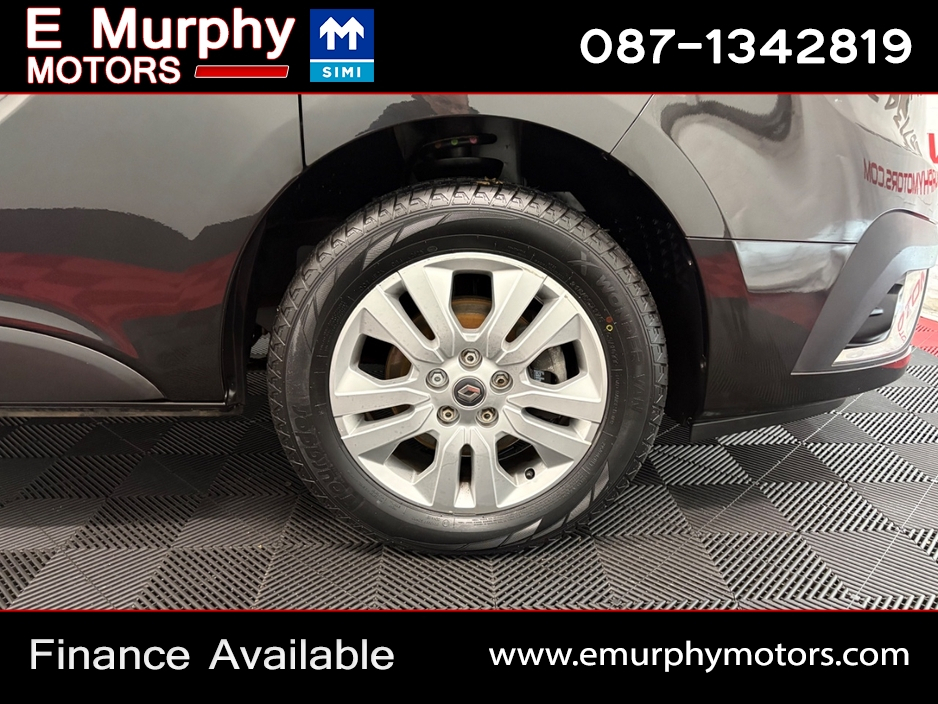 2023 Renault Trafic - image 29