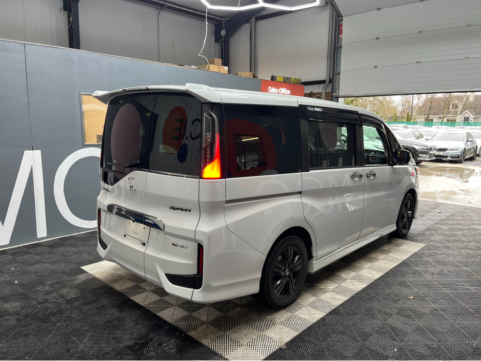 2020 Honda Stepwagon - image 2